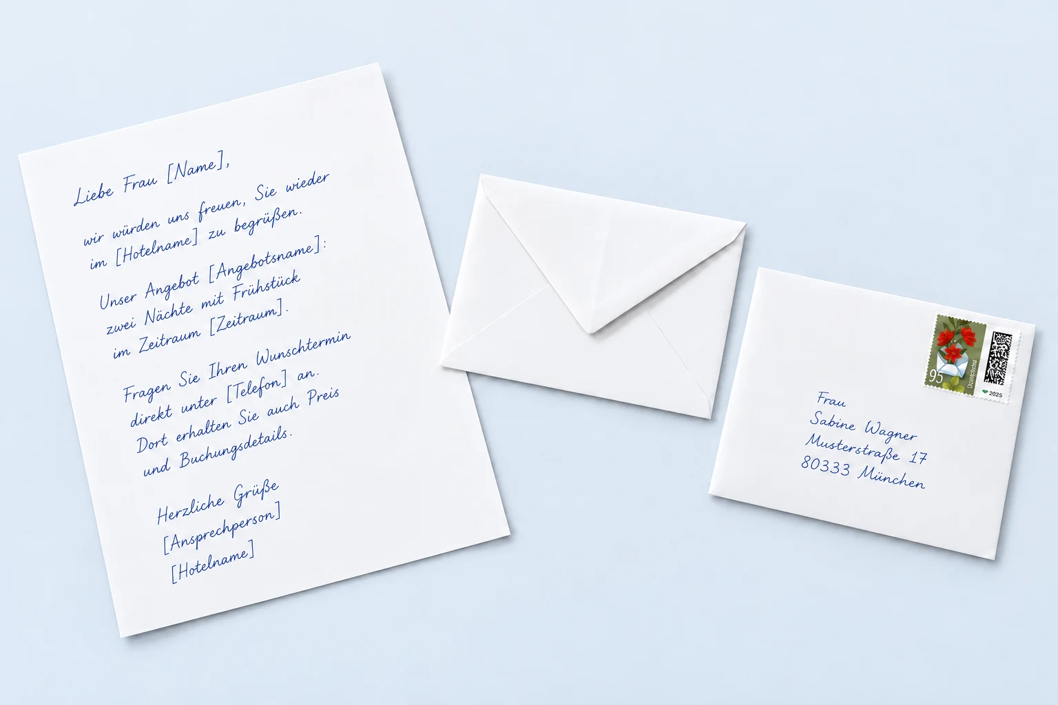 Produktillustration eines handgeschriebenen A4-Briefs mit einer Einladung zu zwei Nächten im Hotel neben weißen C6-Umschlägen und einer Blumenbrief-Briefmarke.